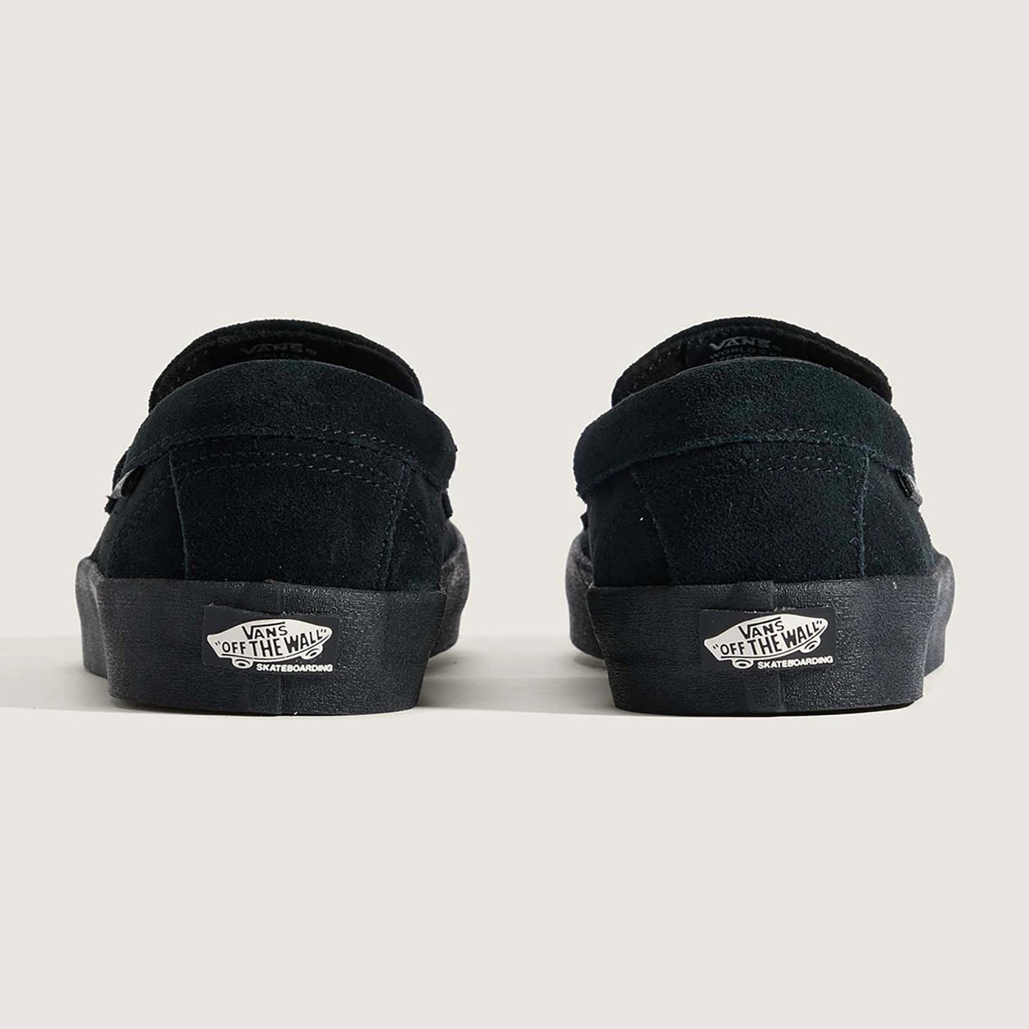 VANSのローファータイプのスケートボードシューズ「SKATE LOAFER」のBLACKカラーの背面からの商品写真