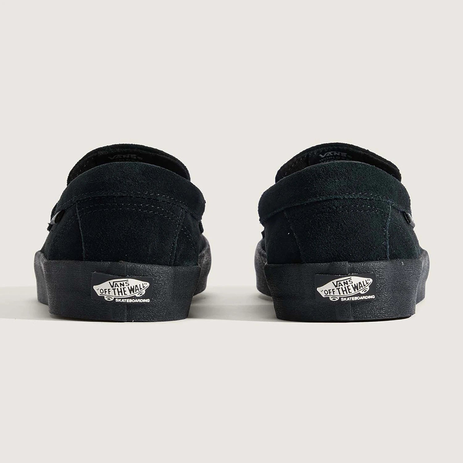 VANSのローファータイプのスケートボードシューズ「SKATE LOAFER」のBLACKカラーの背面からの商品写真