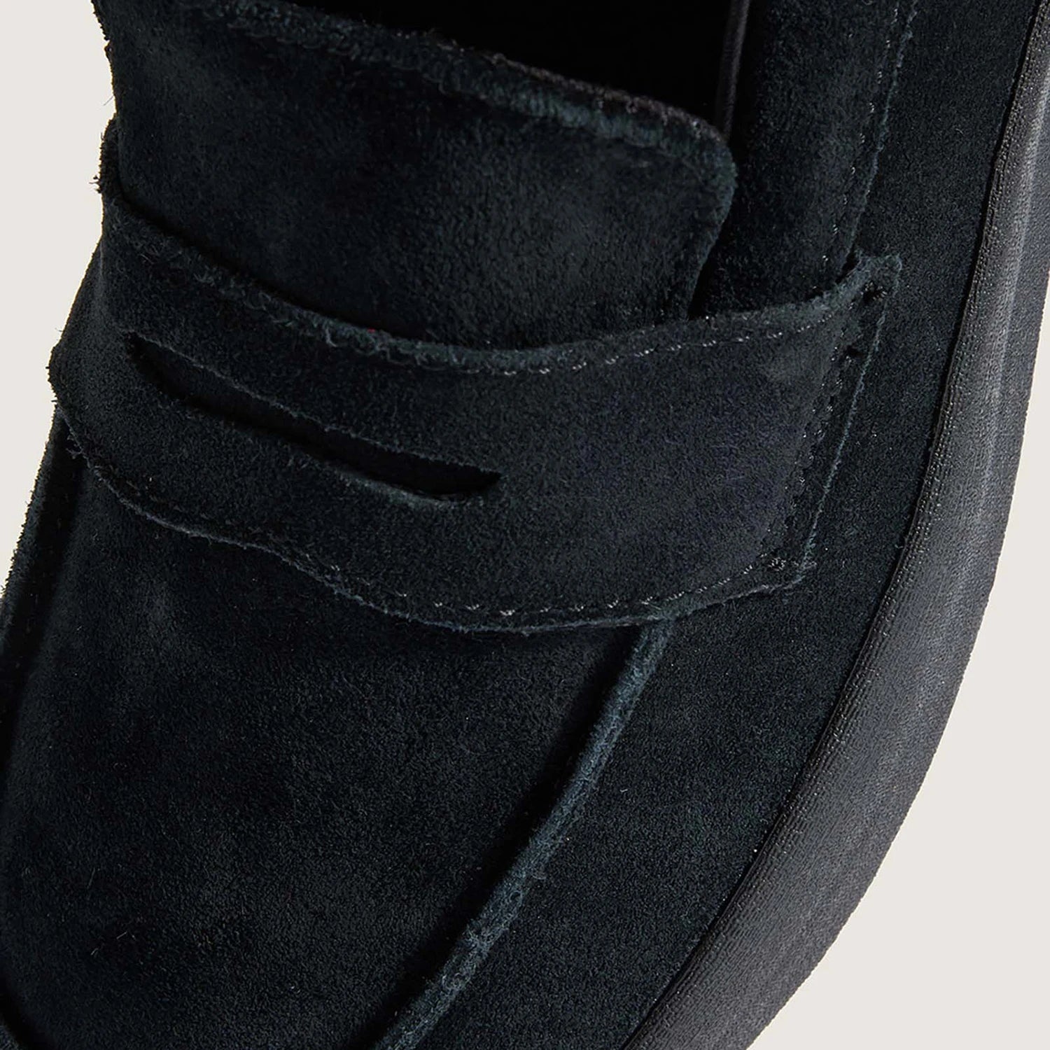 VANSのローファータイプのスケートボードシューズ「SKATE LOAFER」のBLACKカラーのサドル部分の写真