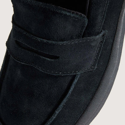 VANSのローファータイプのスケートボードシューズ「SKATE LOAFER」のBLACKカラーのサドル部分の写真