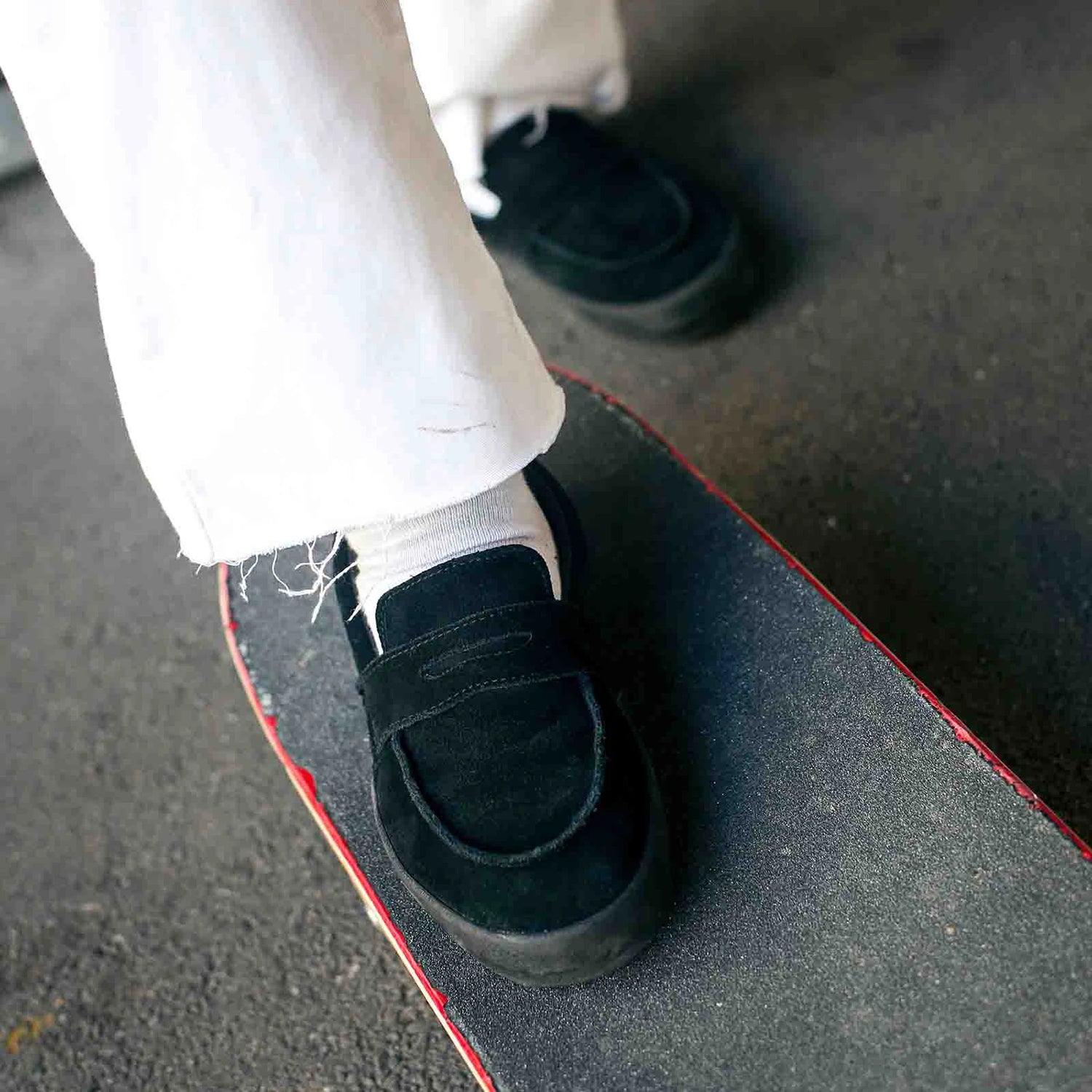 VANSのローファータイプのスケートボードシューズ「SKATE LOAFER」のBLACKカラーの着用写真