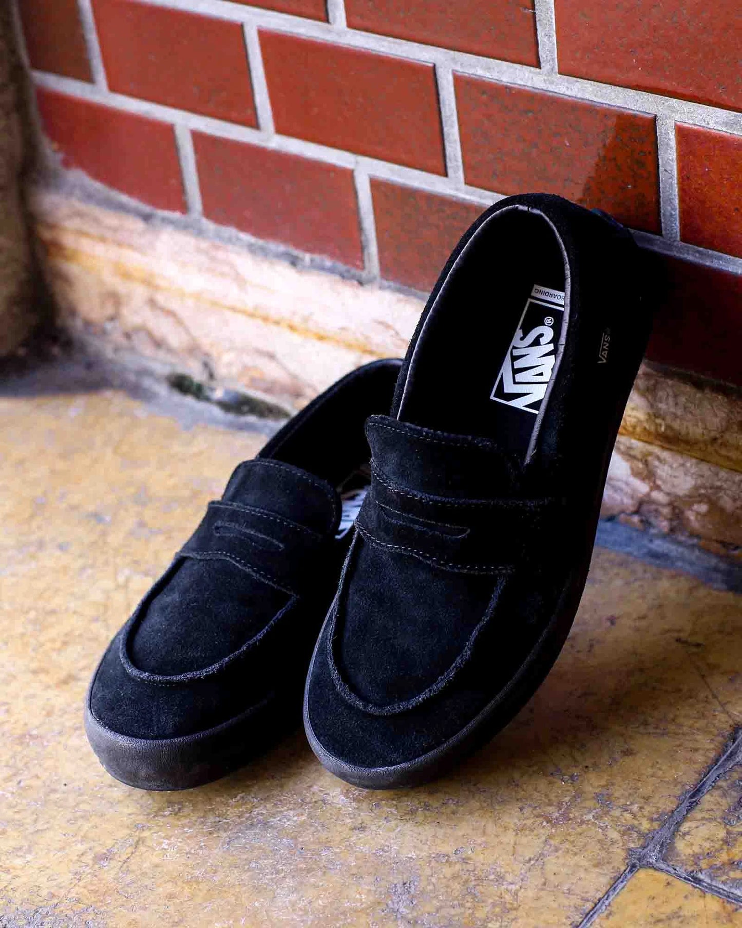VANSのローファータイプのスケートボードシューズ「SKATE LOAFER」のBLACKカラーのイメージショット