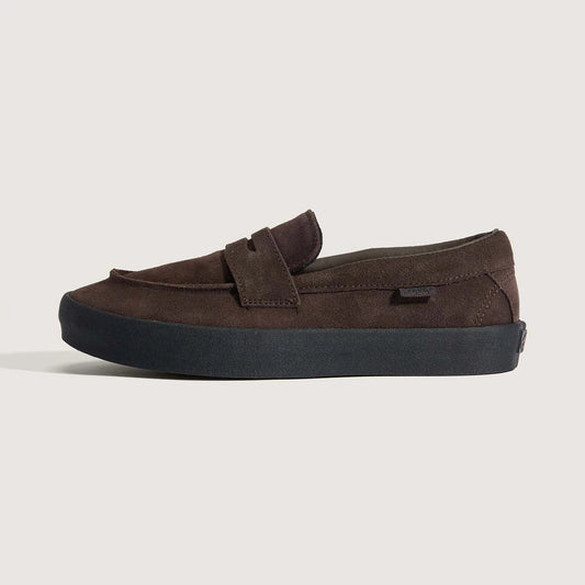 VANSのローファータイプのスケートボードシューズ「SKATE LOAFER」のBROWNカラーの左足外側の商品写真