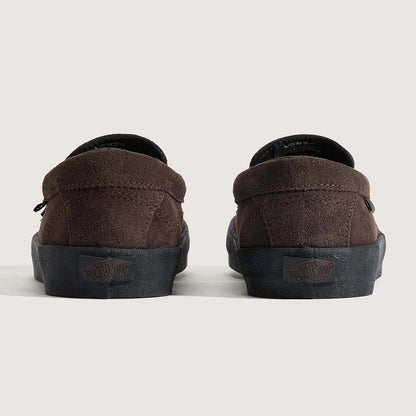 VANSのローファータイプのスケートボードシューズ「SKATE LOAFER」のBROWNカラーの背面からの商品写真