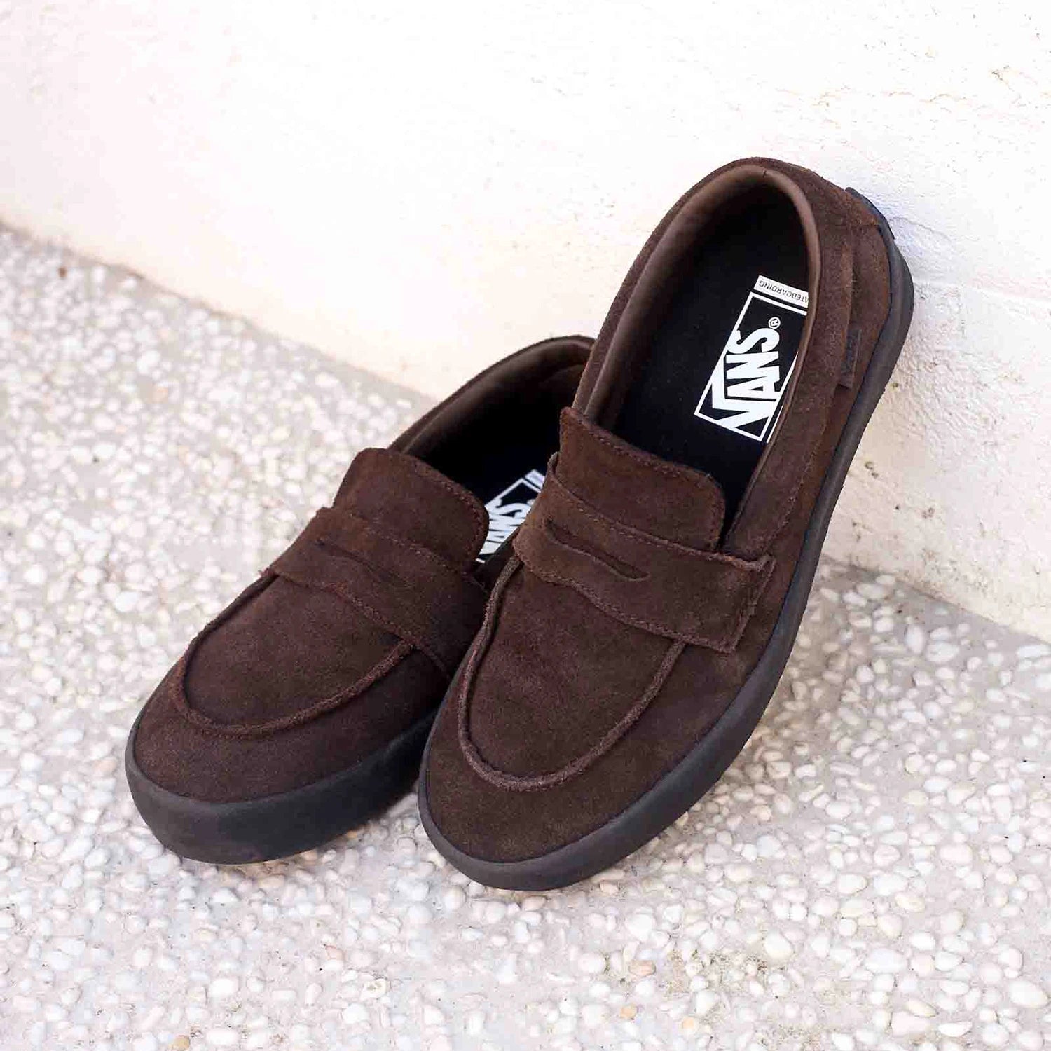 VANSのローファータイプのスケートボードシューズ「SKATE LOAFER」のBROWNカラーのイメージショット