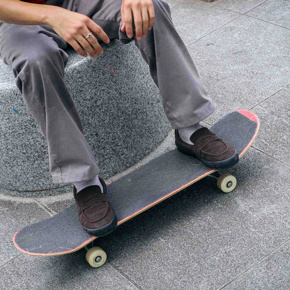 VANSのローファータイプのスケートボードシューズ「SKATE LOAFER」のBROWNカラーの着用写真