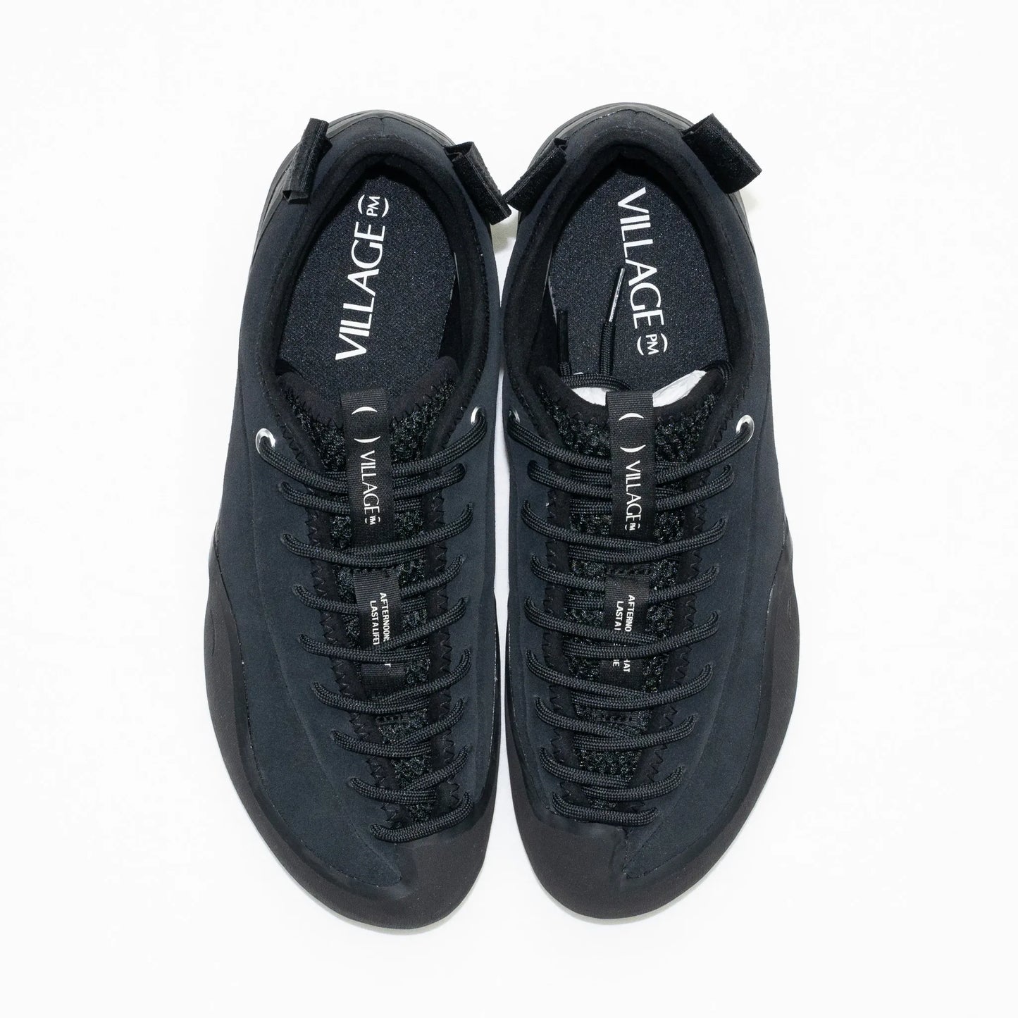 フランス・パリを拠点とする「VILLAGE PM」のアッパーにスエード生地を使用したスケートボード・スケボーシューズ「1:00」のBLACK / NATURAL BLACKカラーの上面からの商品写真