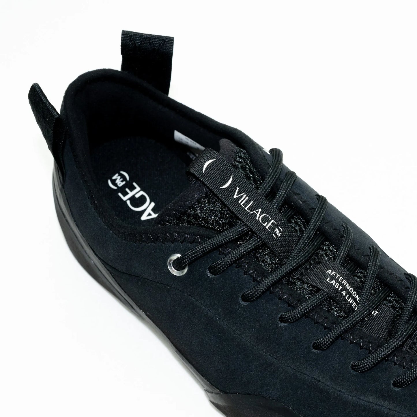 フランス・パリを拠点とする「VILLAGE PM」のアッパーにスエード生地を使用したスケートボード・スケボーシューズ「1:00」のBLACK / NATURAL BLACKカラーの履き口部の写真