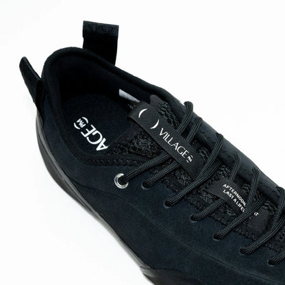 フランス・パリを拠点とする「VILLAGE PM」のアッパーにスエード生地を使用したスケートボード・スケボーシューズ「1:00」のBLACK / NATURAL BLACKカラーの履き口部の写真