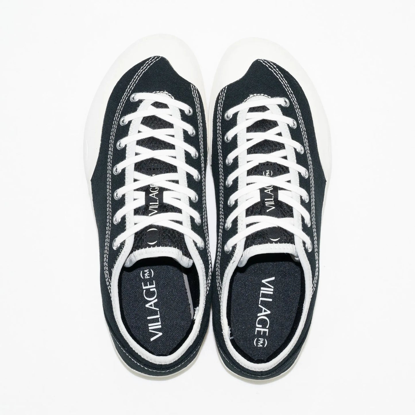 フランス・パリを拠点とする「VILLAGE PM」のアッパーにキャンバス生地を使用したスケートボード・スケボーシューズ「1:30」のBLACK/WHISPER WHITEカラーの上面からの商品写真