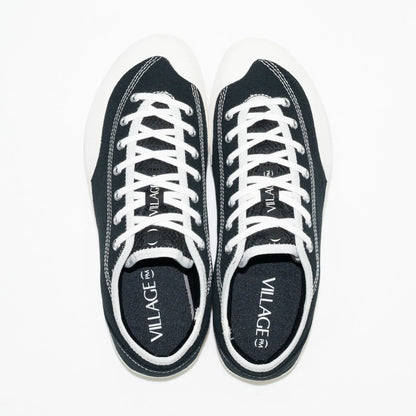 フランス・パリを拠点とする「VILLAGE PM」のアッパーにキャンバス生地を使用したスケートボード・スケボーシューズ「1:30」のBLACK/WHISPER WHITEカラーの上面からの商品写真