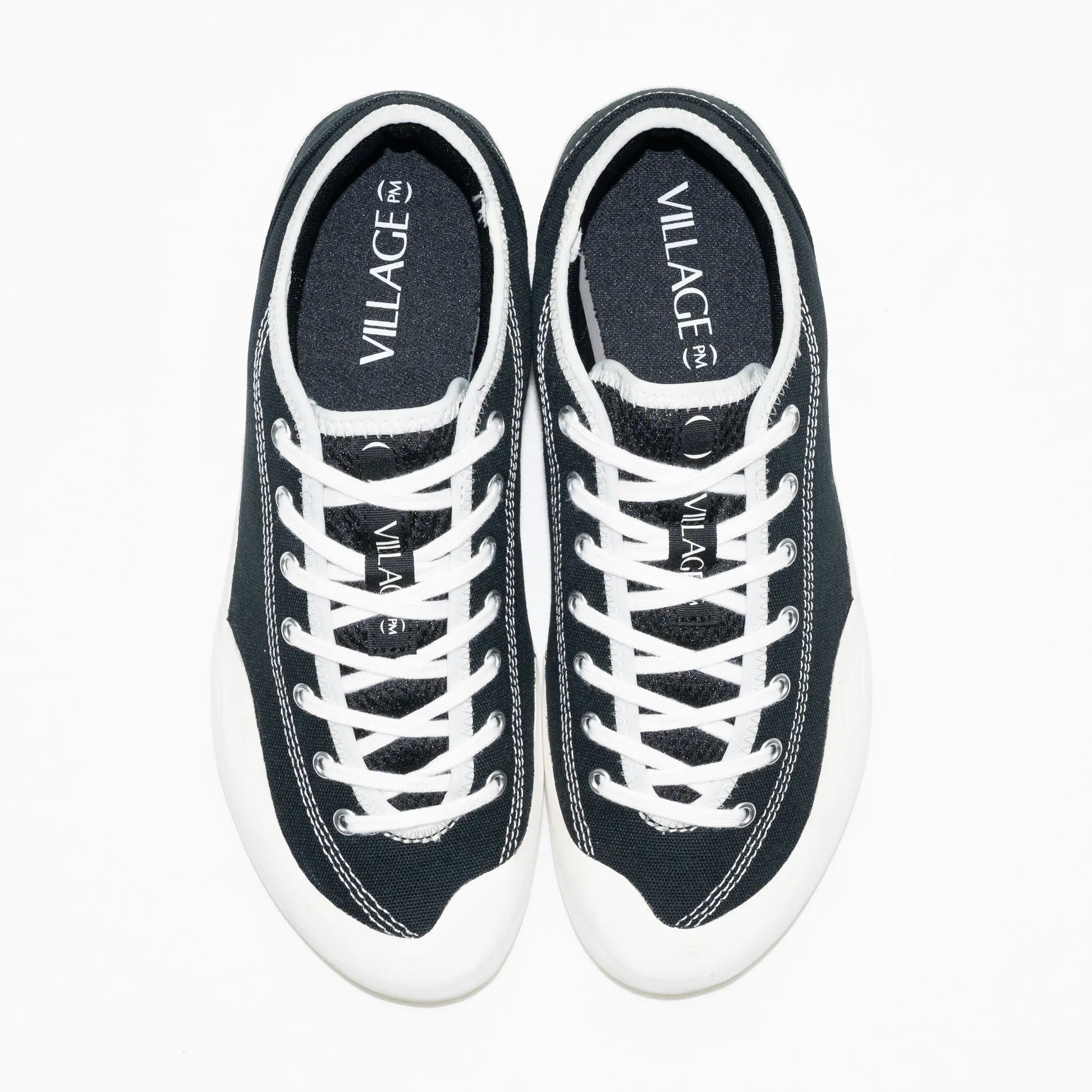 フランス・パリを拠点とする「VILLAGE PM」のアッパーにキャンバス生地を使用したスケートボード・スケボーシューズ「1:30」のBLACK/WHISPER WHITEカラー上面別角度からの商品写真