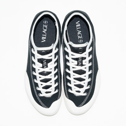 フランス・パリを拠点とする「VILLAGE PM」のアッパーにキャンバス生地を使用したスケートボード・スケボーシューズ「1:30」のBLACK/WHISPER WHITEカラー上面別角度からの商品写真