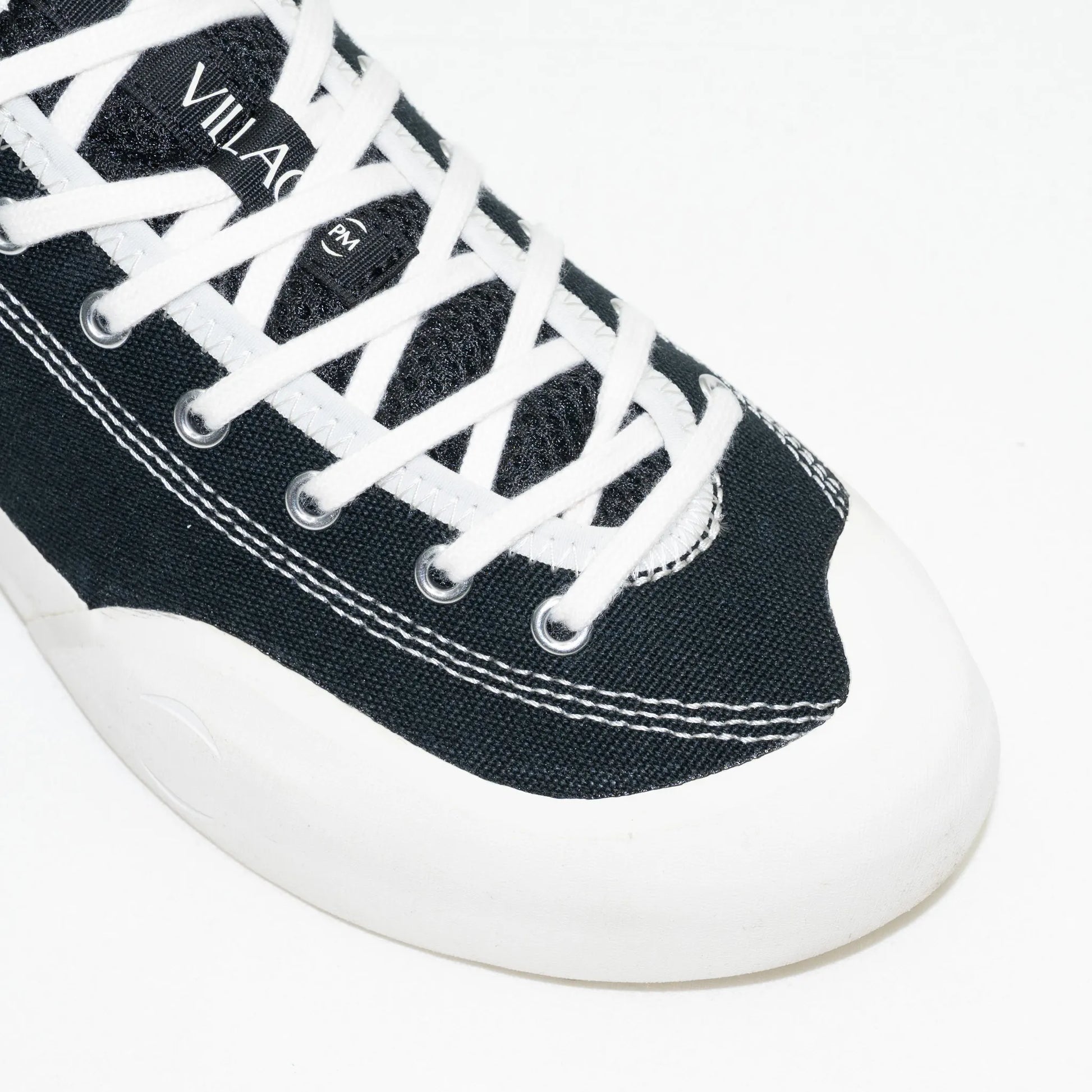 フランス・パリを拠点とする「VILLAGE PM」のアッパーにキャンバス生地を使用したスケートボード・スケボーシューズ「1:30」のBLACK/WHISPER WHITEカラーの爪先部の写真