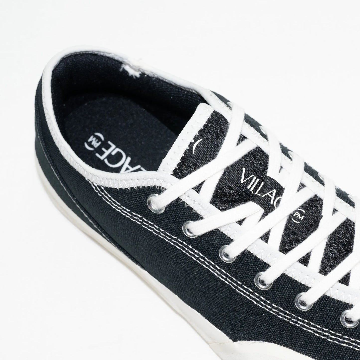 フランス・パリを拠点とする「VILLAGE PM」のアッパーにキャンバス生地を使用したスケートボード・スケボーシューズ「1:30」のBLACK/WHISPER WHITEカラーの履き口部の写真
