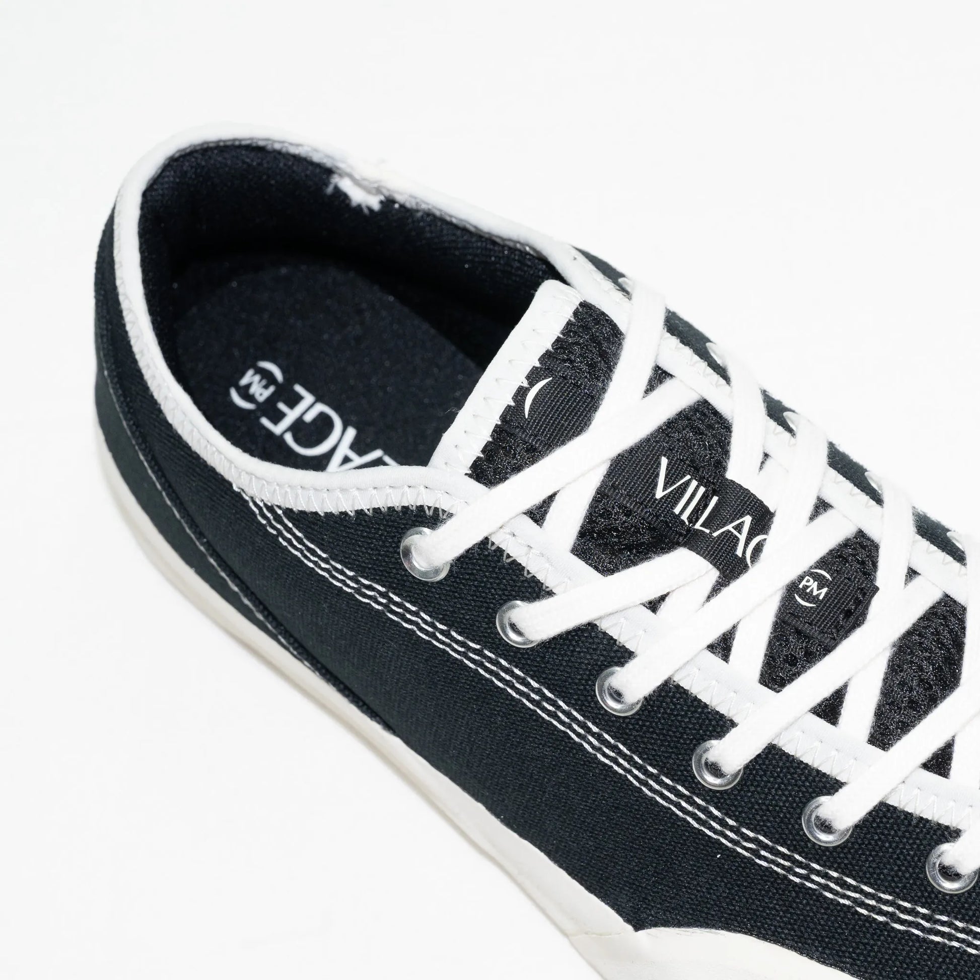フランス・パリを拠点とする「VILLAGE PM」のアッパーにキャンバス生地を使用したスケートボード・スケボーシューズ「1:30」のBLACK/WHISPER WHITEカラーの履き口部の写真