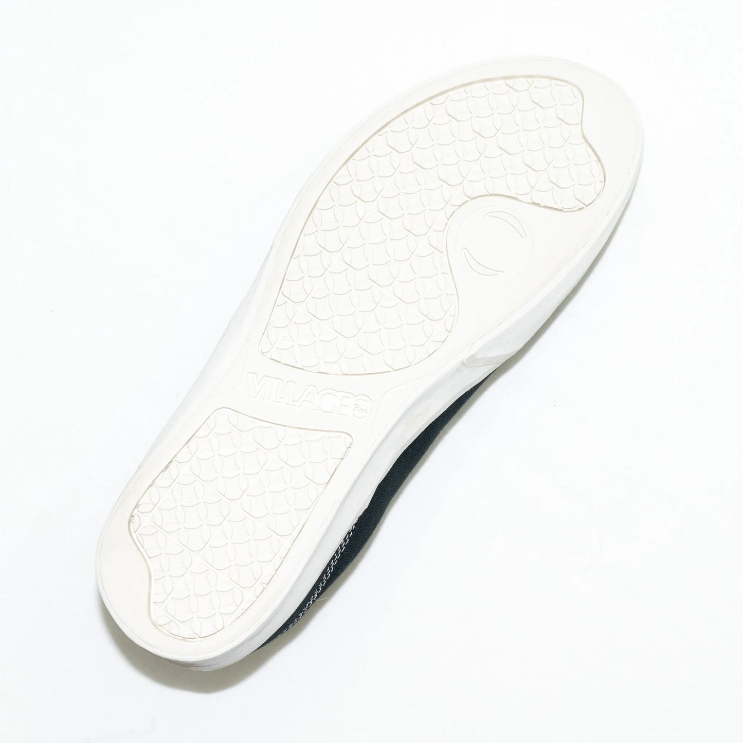 フランス・パリを拠点とする「VILLAGE PM」のアッパーにキャンバス生地を使用したスケートボード・スケボーシューズ「1:30」のBLACK/WHISPER WHITEカラーのアウトソールの写真