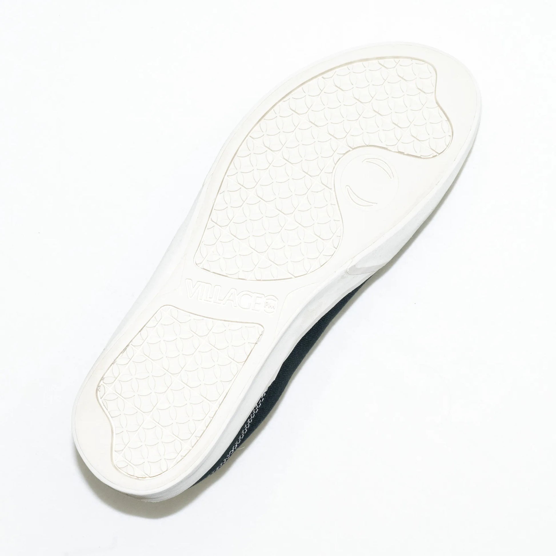 フランス・パリを拠点とする「VILLAGE PM」のアッパーにキャンバス生地を使用したスケートボード・スケボーシューズ「1:30」のBLACK/WHISPER WHITEカラーのアウトソールの写真