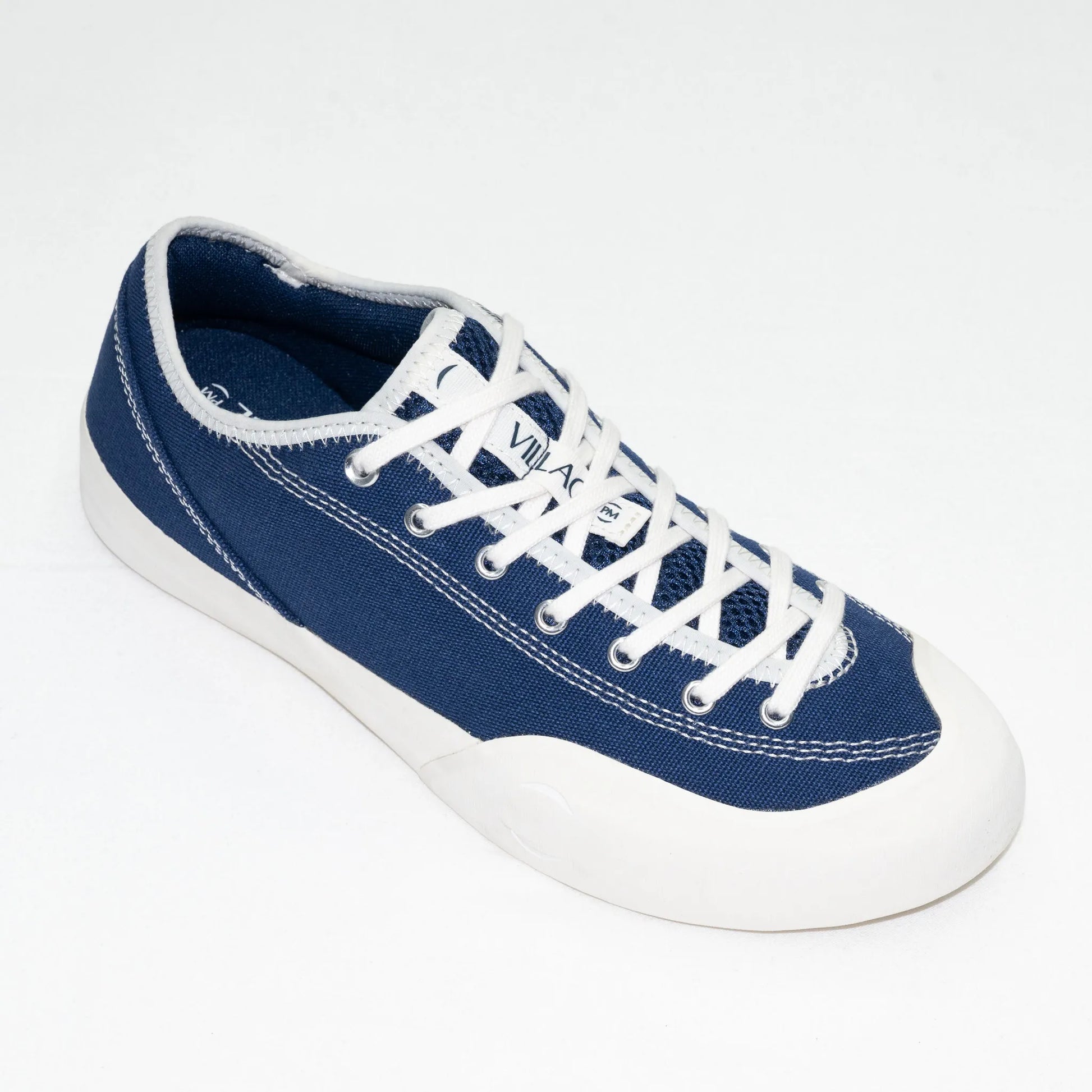フランス・パリを拠点とする「VILLAGE PM」のアッパーにキャンバス生地を使用したスケートボード・スケボーシューズ「1:30」のNAVY/WHISPER WHITEカラーの商品写真
