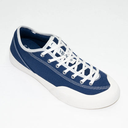 フランス・パリを拠点とする「VILLAGE PM」のアッパーにキャンバス生地を使用したスケートボード・スケボーシューズ「1:30」のNAVY/WHISPER WHITEカラーの商品写真