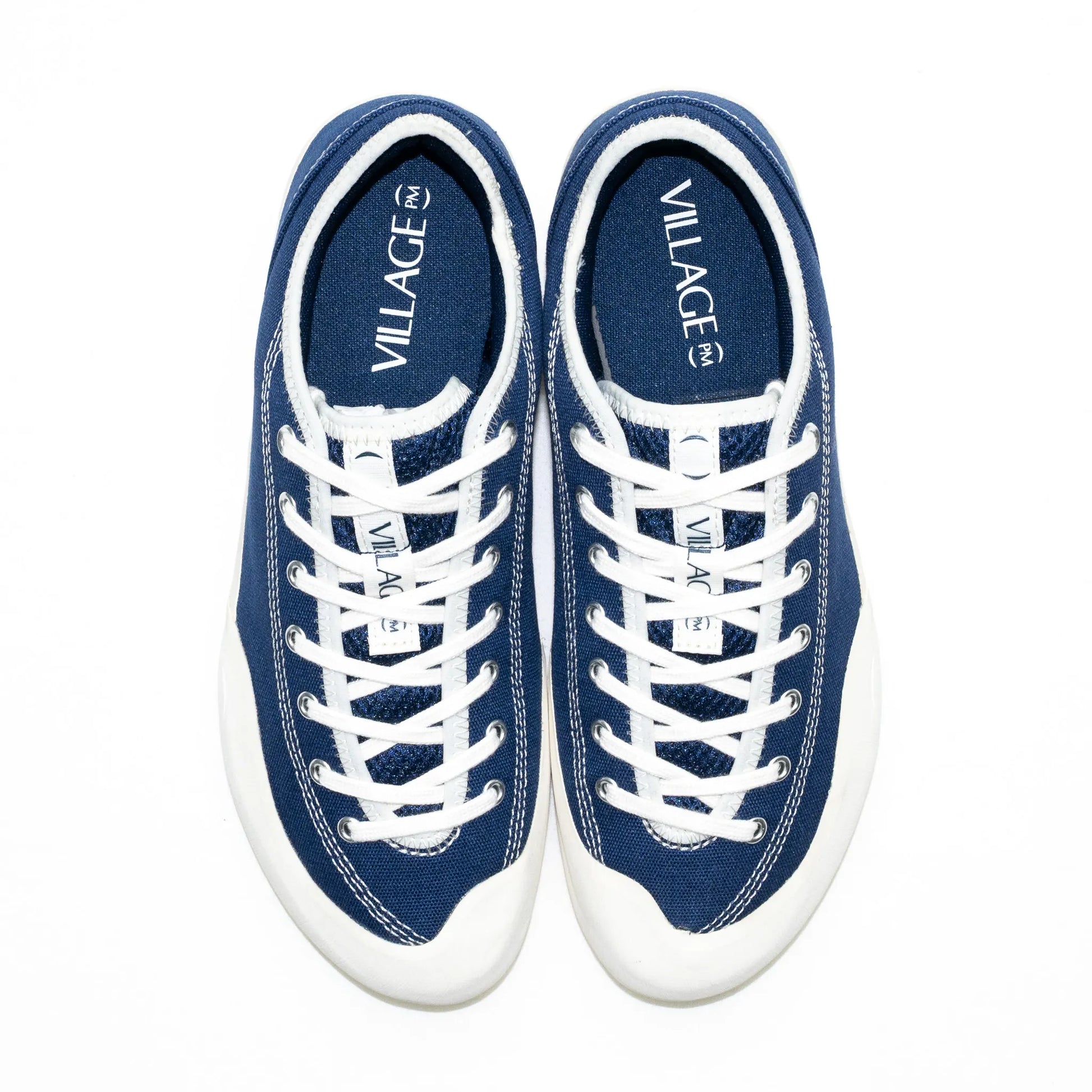 フランス・パリを拠点とする「VILLAGE PM」のアッパーにキャンバス生地を使用したスケートボード・スケボーシューズ「1:30」のNAVY/WHISPER WHITEカラーの上面からの商品写真