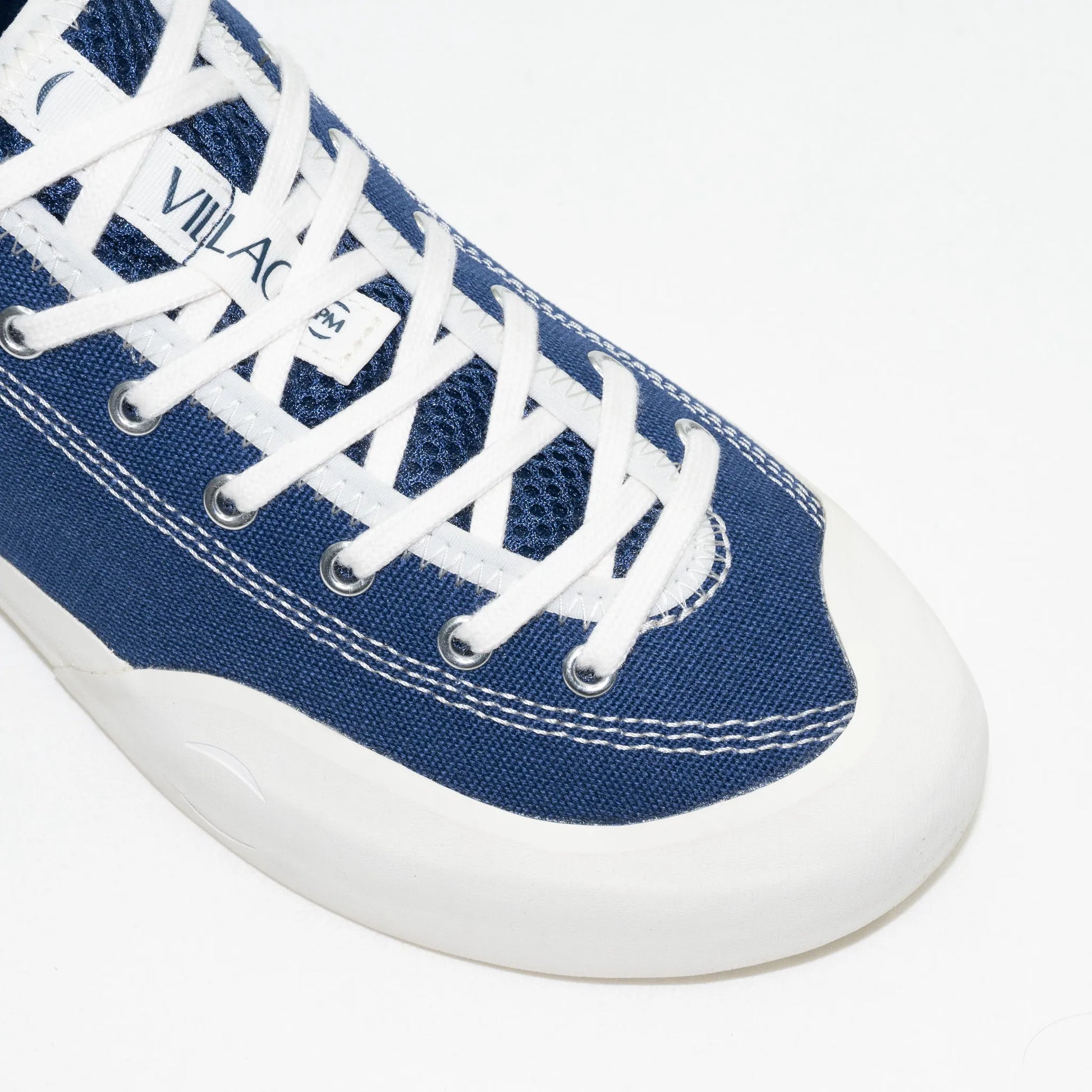 フランス・パリを拠点とする「VILLAGE PM」のアッパーにキャンバス生地を使用したスケートボード・スケボーシューズ「1:30」のNAVY/WHISPER WHITEカラーの爪先部の写真