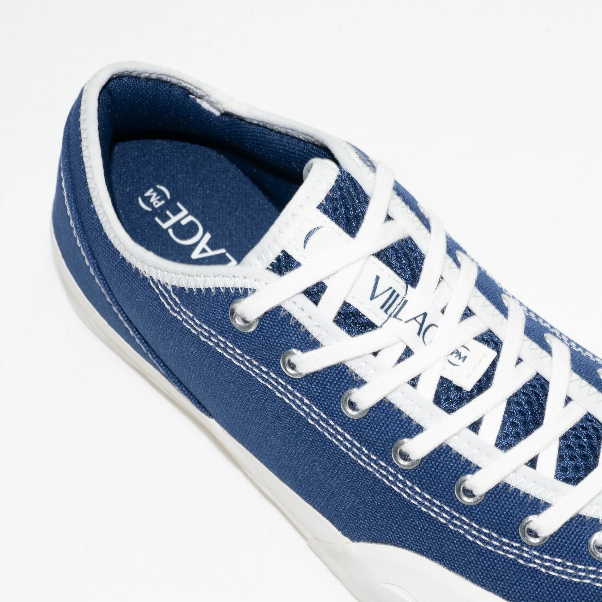 フランス・パリを拠点とする「VILLAGE PM」のアッパーにキャンバス生地を使用したスケートボード・スケボーシューズ「1:30」のNAVY/WHISPER WHITEカラーの履き口部の写真