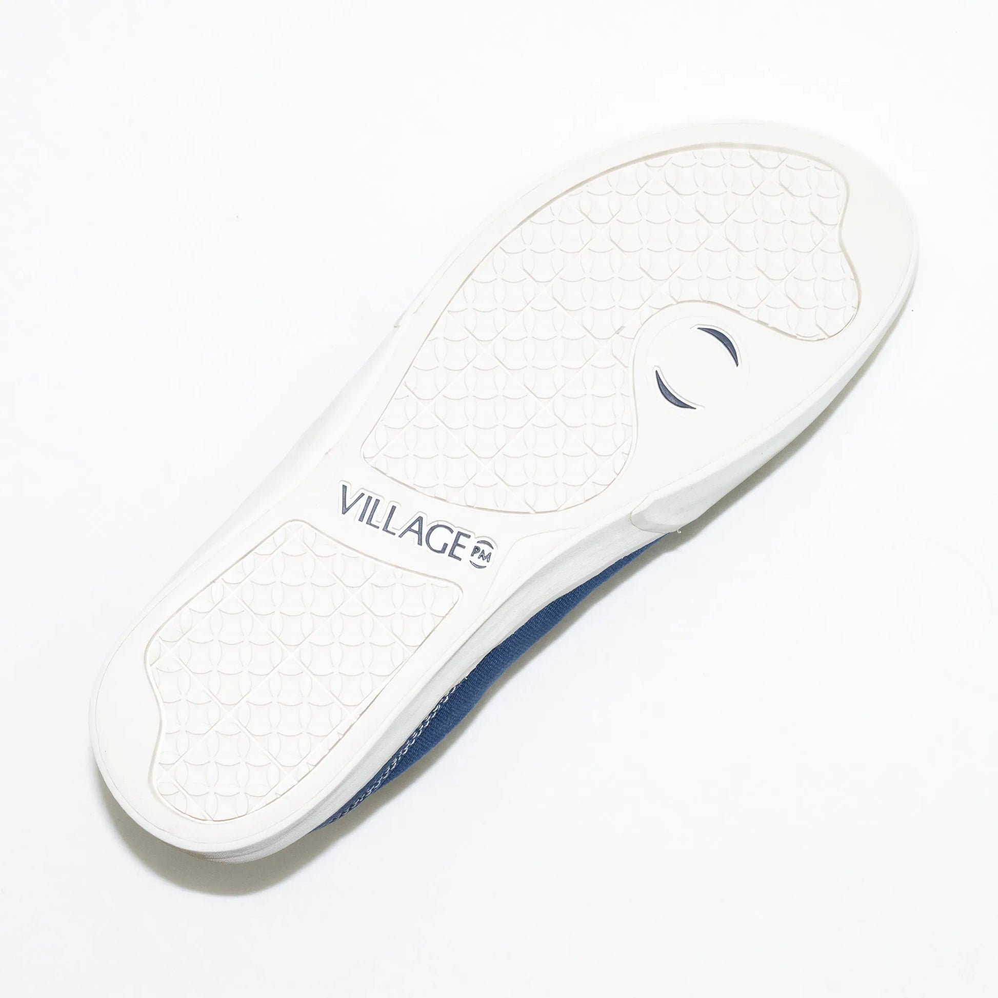 フランス・パリを拠点とする「VILLAGE PM」のアッパーにキャンバス生地を使用したスケートボード・スケボーシューズ「1:30」のNAVY/WHISPER WHITEカラーのアウトソールの写真